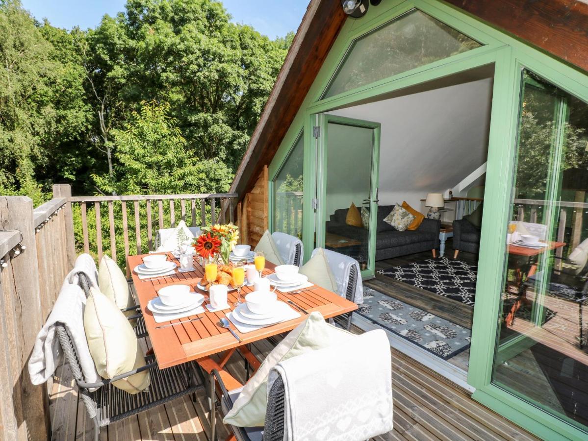 Old Wood Coach House Villa Lincoln Exterior photo
